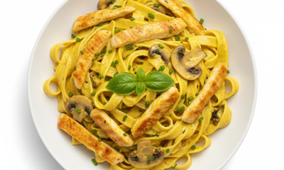 Tagliatelle Manzo mit Putenstreifen Champignons und Currysauce